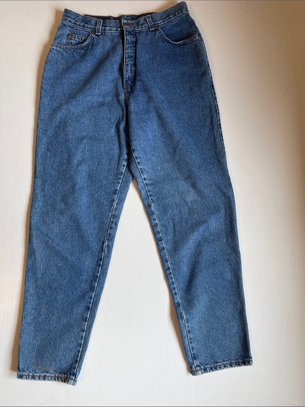 Levi’s 900  Vintage Classic Jeans Signature 
High-Rise Tapered Legs 
Size 16